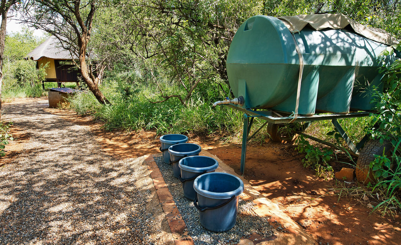 Demonstration: How a bucket makes a great shower in the Kalahari bush 